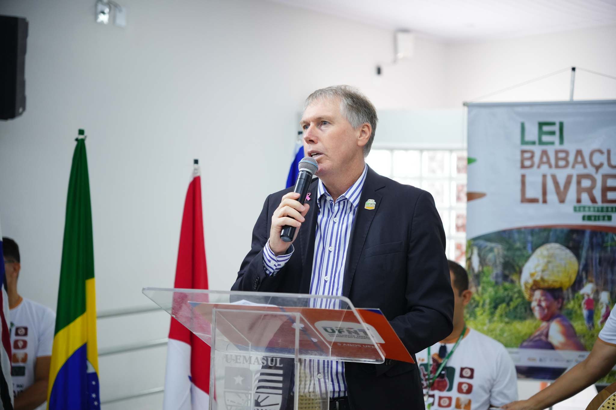 Reitor da UFNT, Airton Sieben [foto abaixo] disse que ao estar presente, como parceria, a Universidade cumpre sua missão social