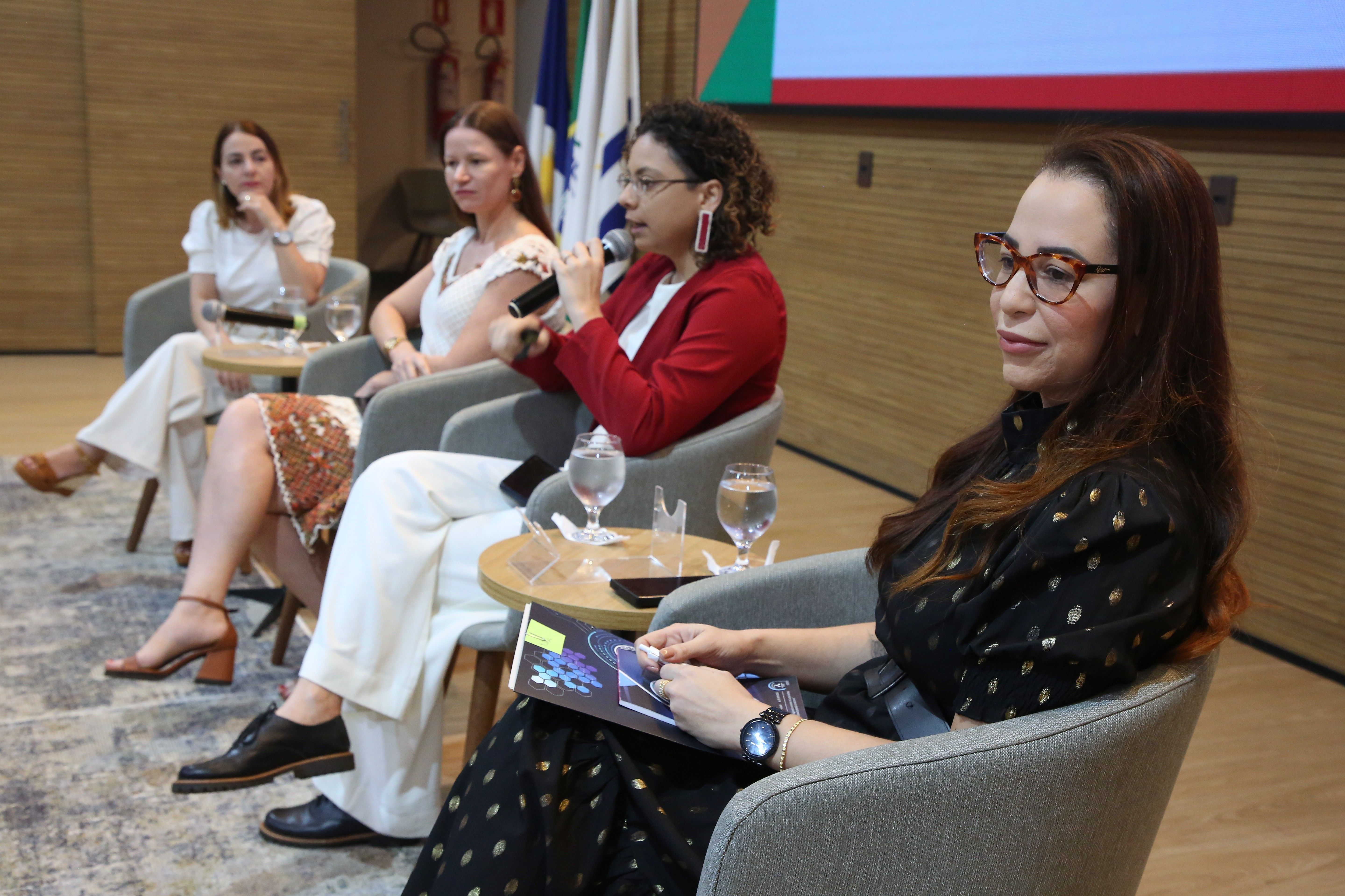 Defensora Pública mediou a mesa temática sobre o cuidado individualizado em saúde mental,