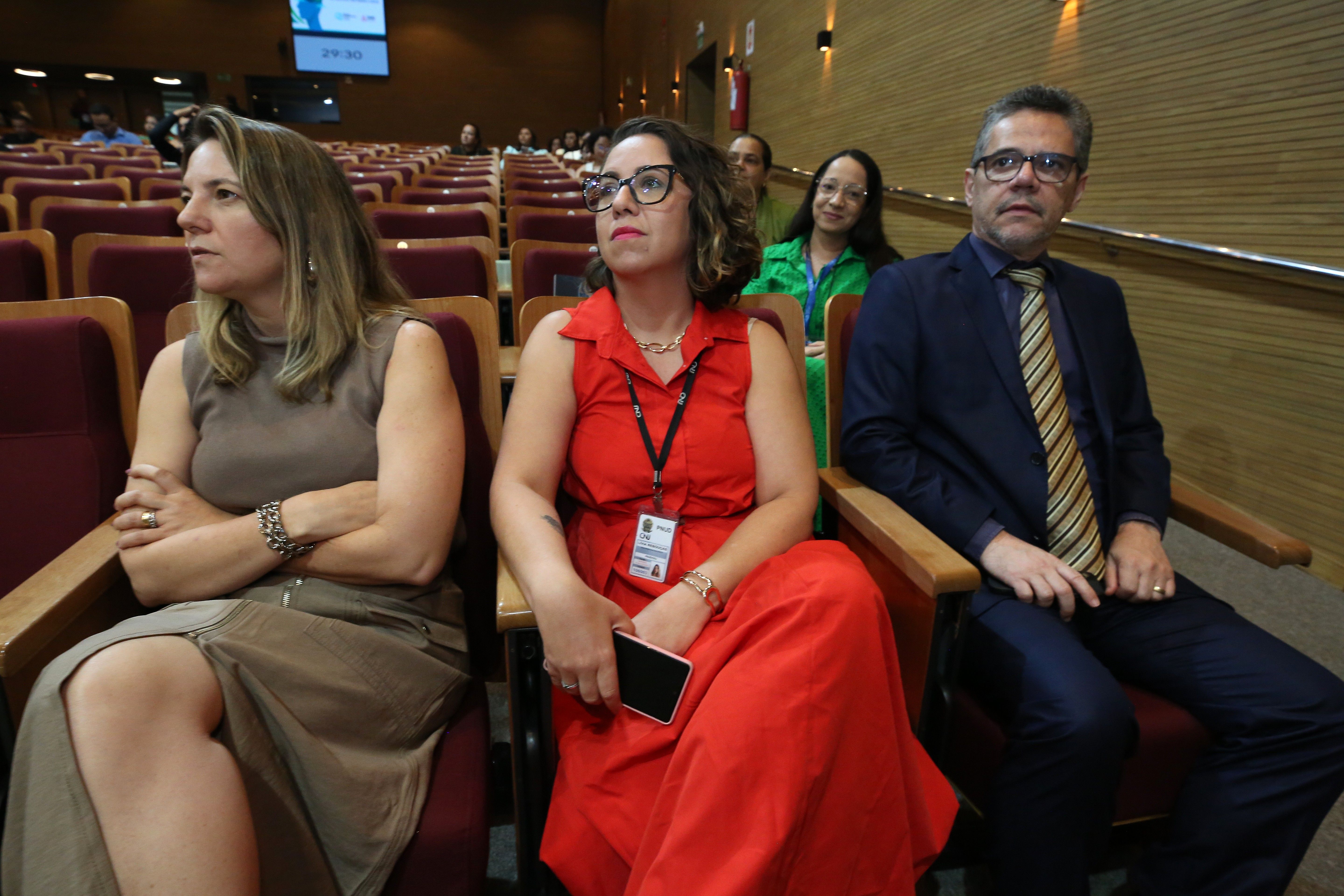 Participou da atividade, também, a defensora pública Larissa Pultrini (E)