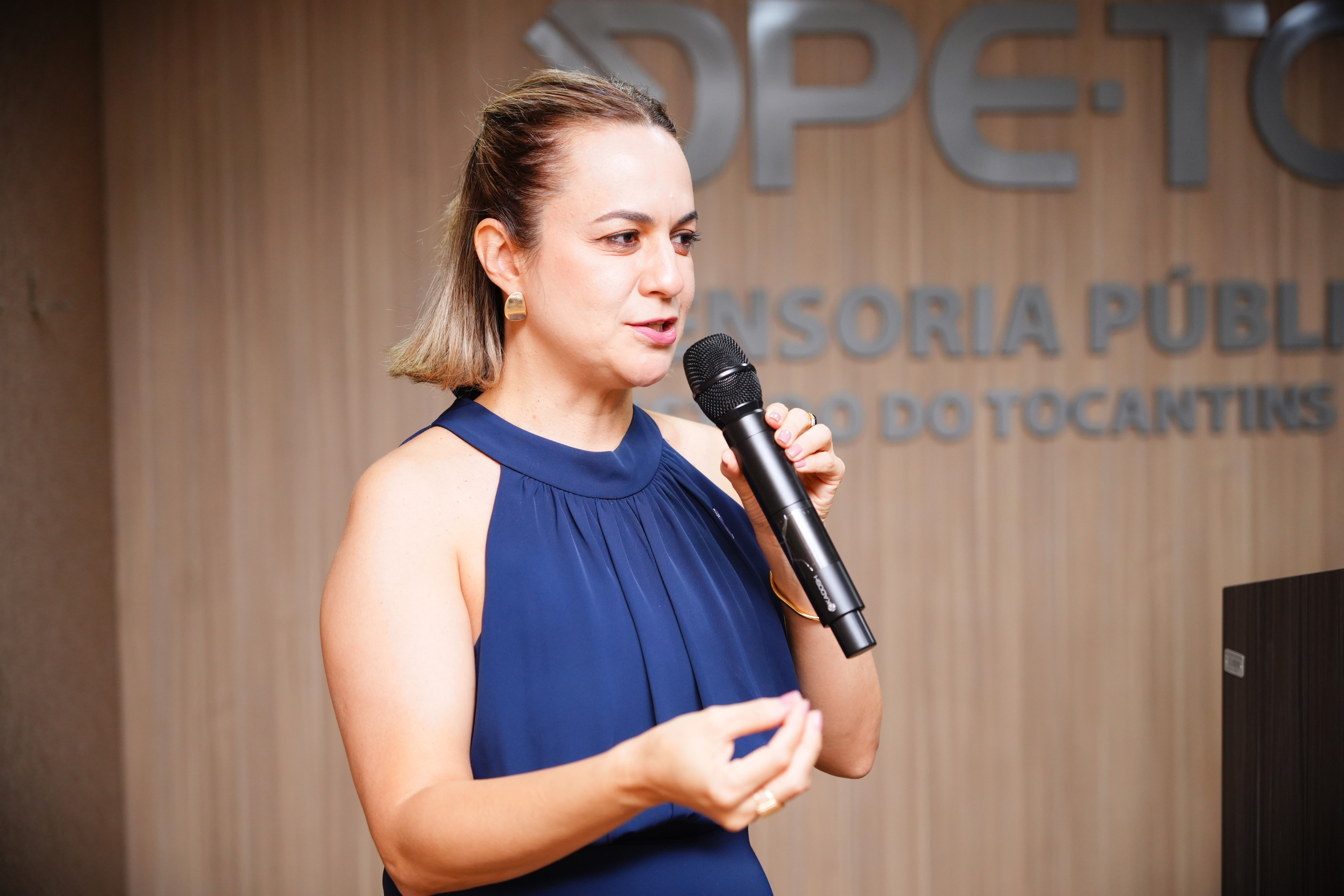 A coordenadora do Nudem, defensora pública Pollyana Assunção, participou da primeira aula do curso voltado especialmente para formação de líderes comunitárias e mulheres.