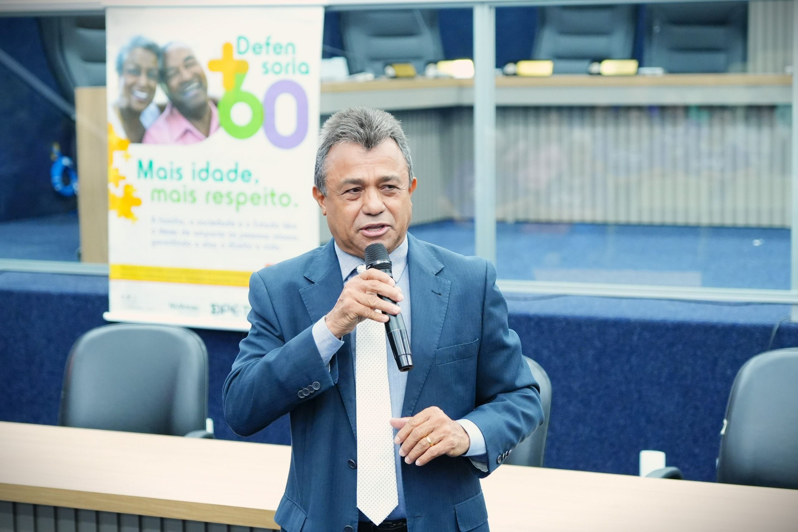 O defensor público Kita Maciel deu boas-vindas e falou de suas experiências aos participantes