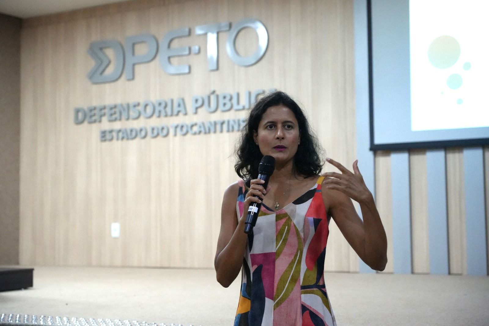 Defensora pública Téssia Carneiro também conversou com as mulheres participantes do curso