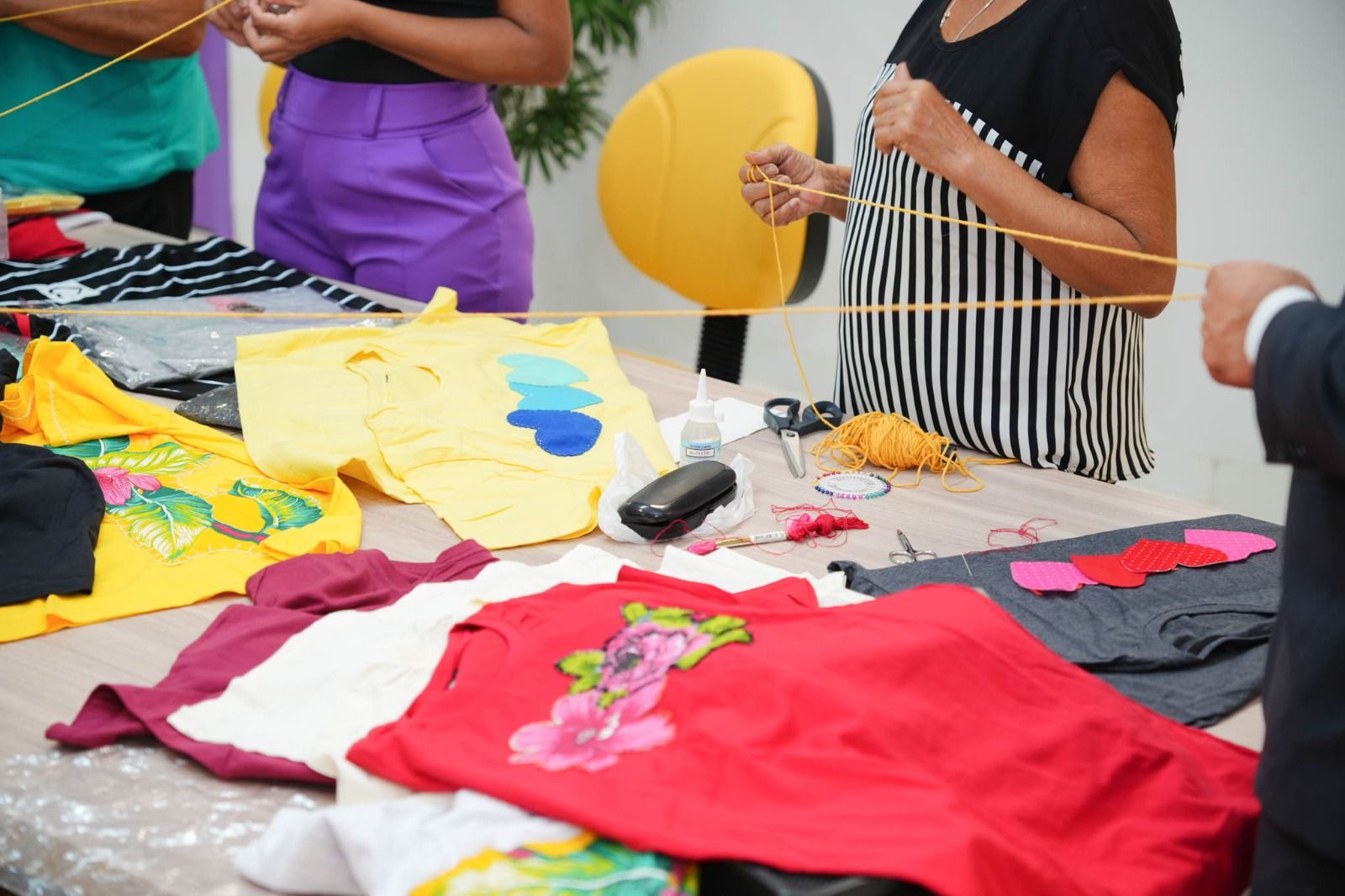 As alunas utilizam, com matéria-prima, roupas apreendidas em operações de fiscalizações da Receita Federal, transformando-as em novas peças