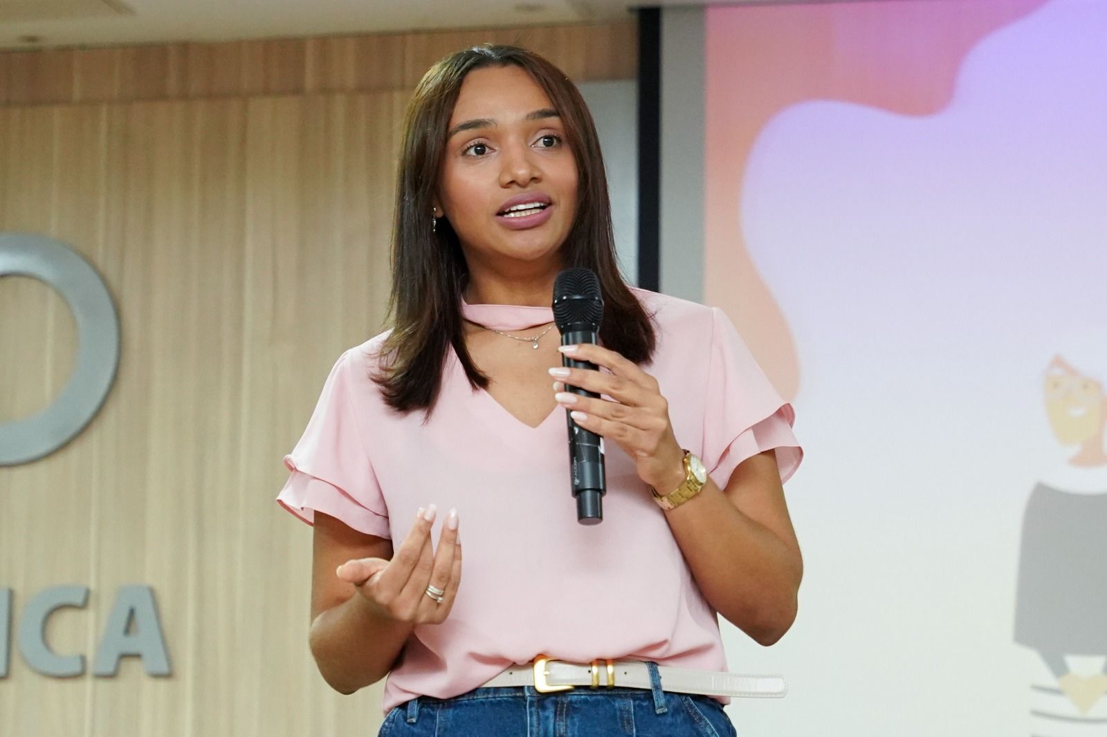 A secretária de Estado da Mulher, Larissa Rosenda, ministrou o módulo sobre “Interseccionalidades e diferentes formas de violência contra a mulher”