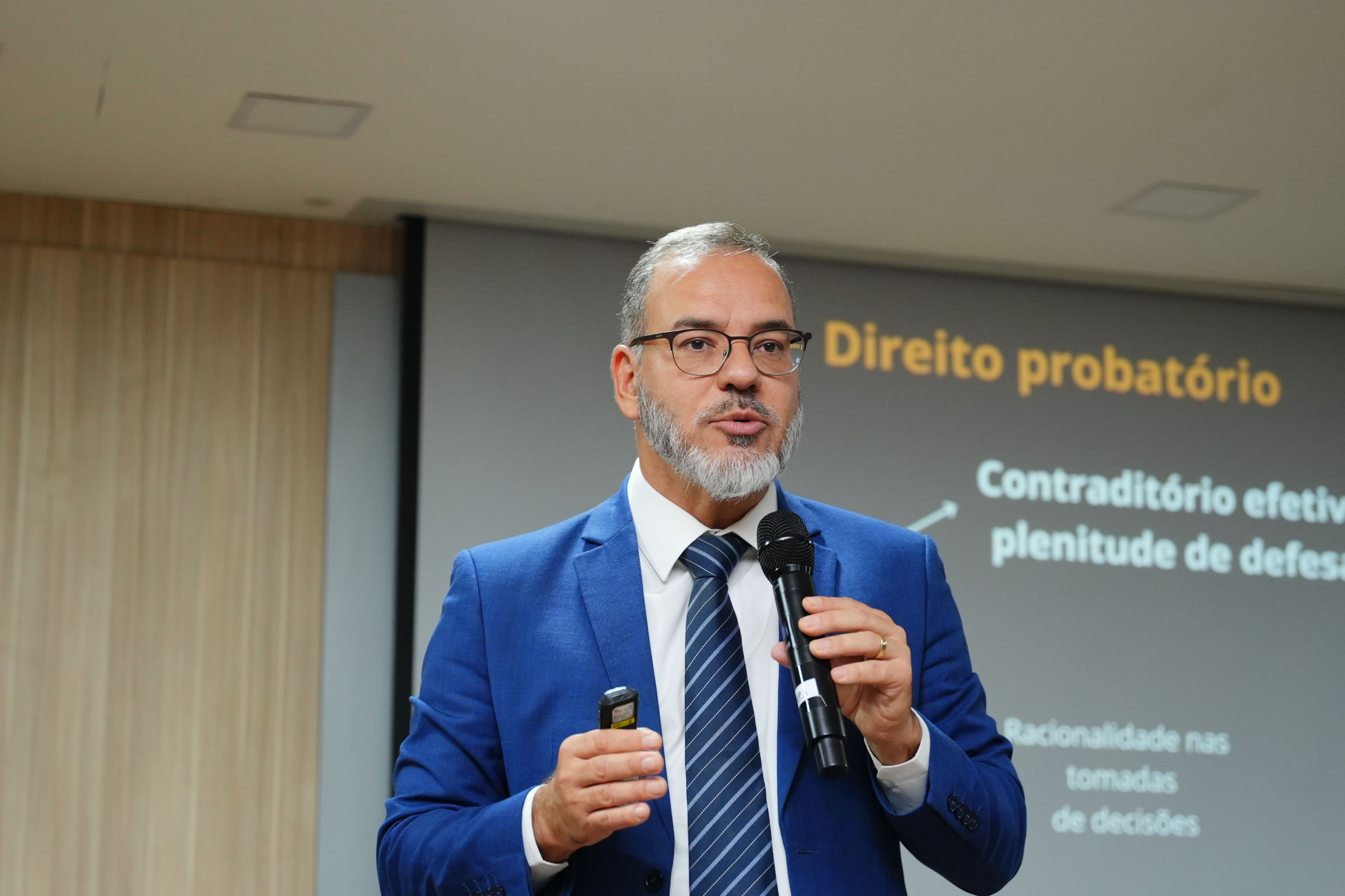 Durante a tarde, o defensor público do Estado do Rio de Janeiro Denis Andrade Sampaio Junior conduziu a palestra “Técnicas de Inquirição de Testemunhas e Instrução em Plenário do Júri”