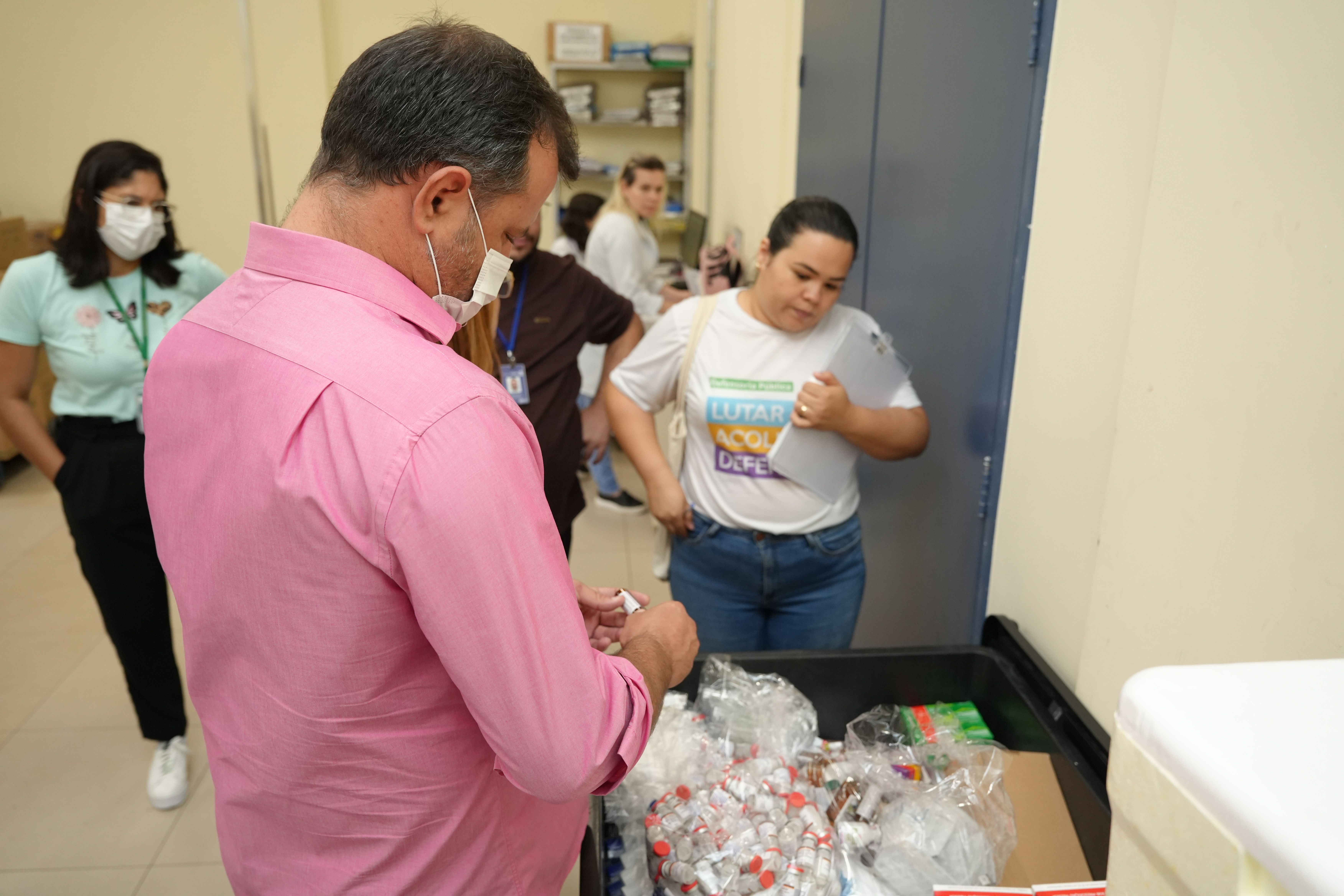 Vistoria em conferência do estoque e do abastecimento de materiais essenciais