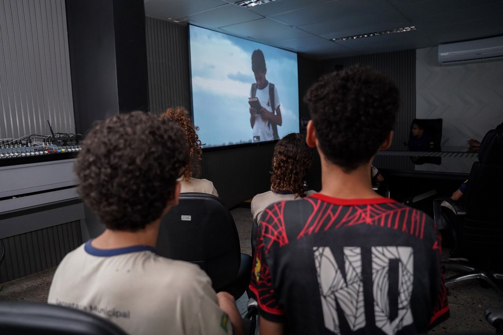 Os alunos puderam conhecer como funciona a Instituição