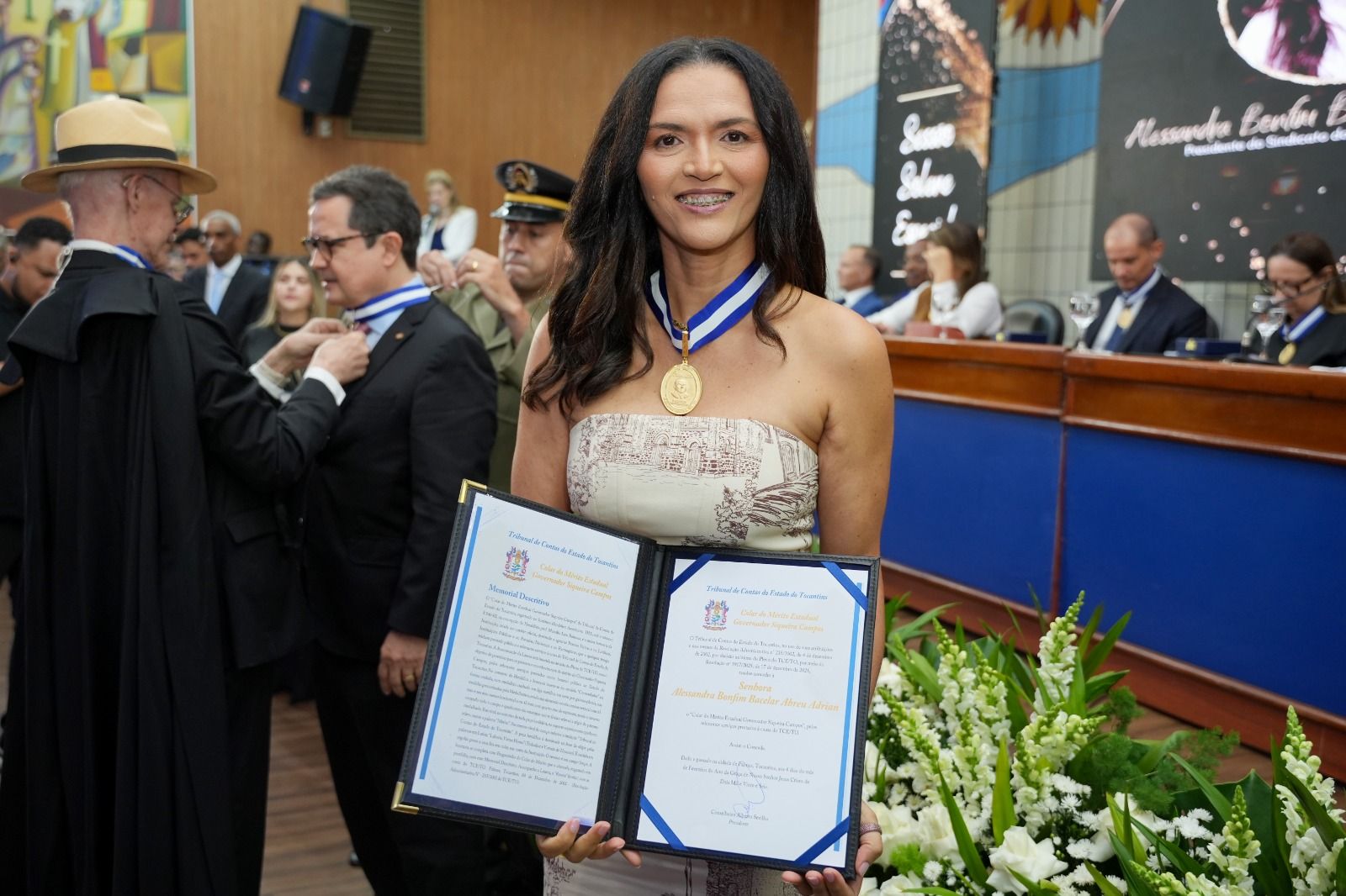 A servidora licenciada da DPE-TO, Alessandra Bacelar, esteve entre as pessoas homenageadas na solenidade