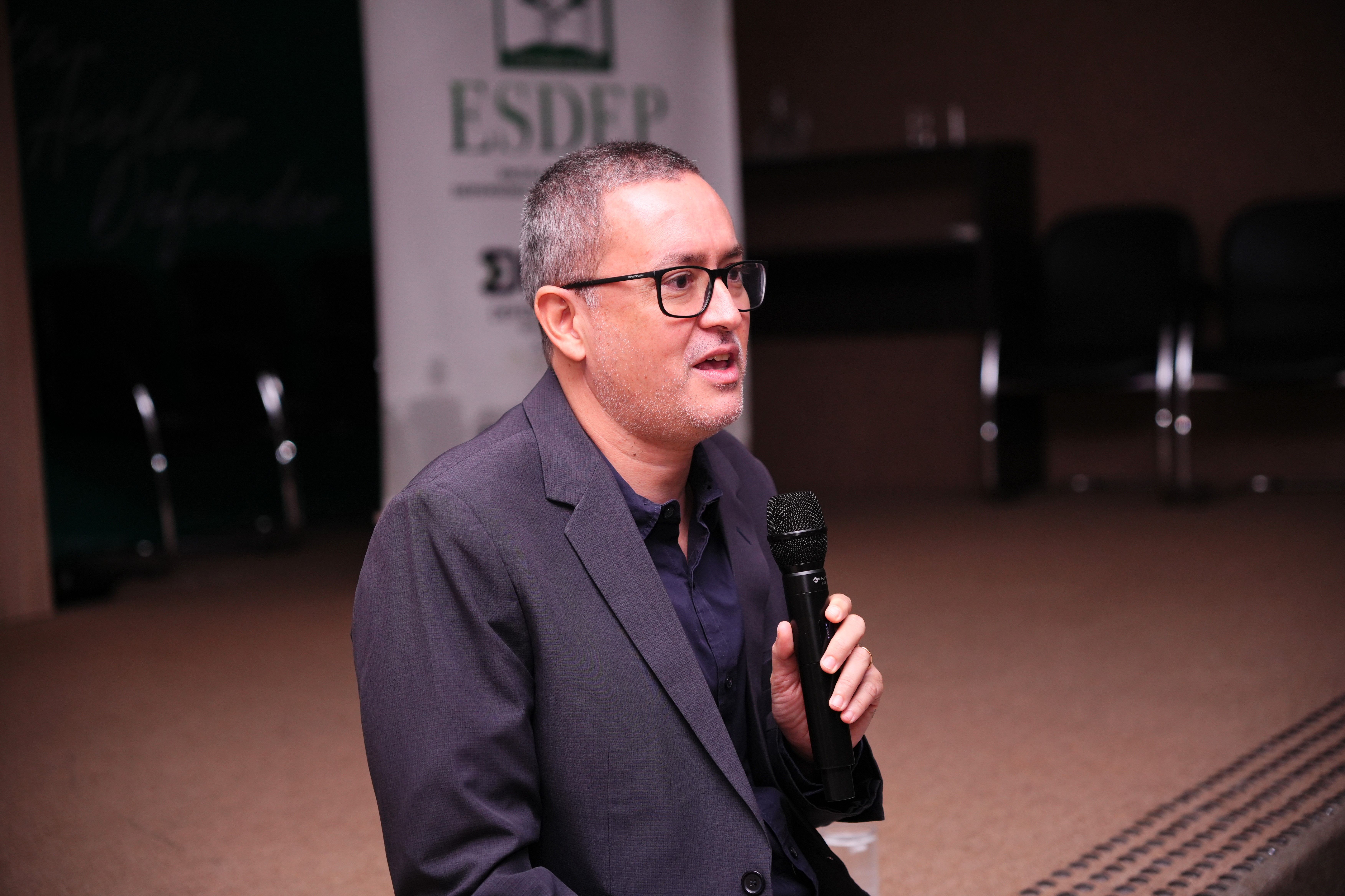 Recepcionados pelo diretor-geral da Esdep, o defensor público Murilo da Costa Machado apresentou aos estudantes a estrutura interna da DPE-TO