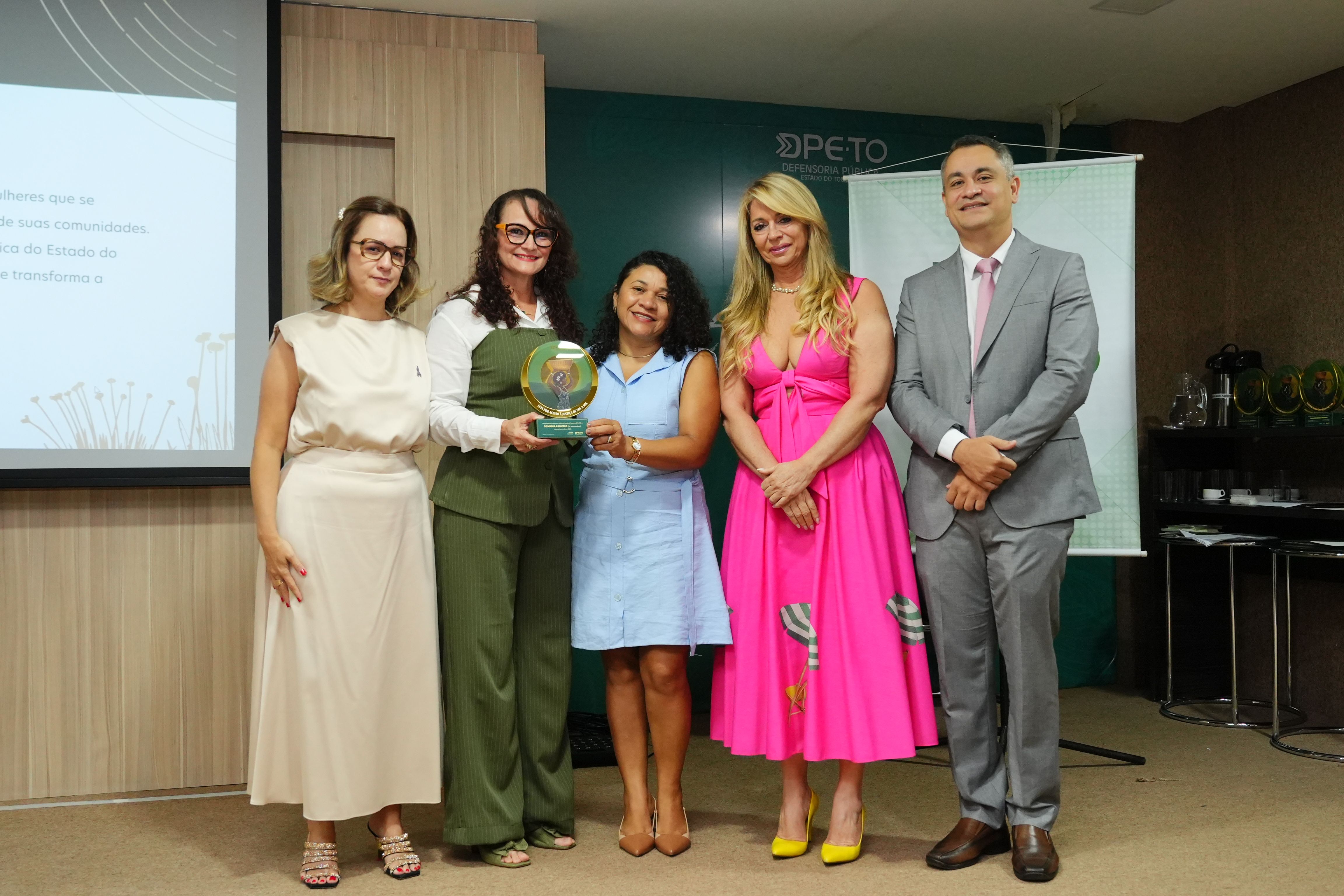 Homenagem feita pelo Nudem (in memoriam) foi recebida por familiares de Delvânia, entre eles sua irmã, Raimar Campêlo, e sua cunhada, Kelly Campelo (de azul)