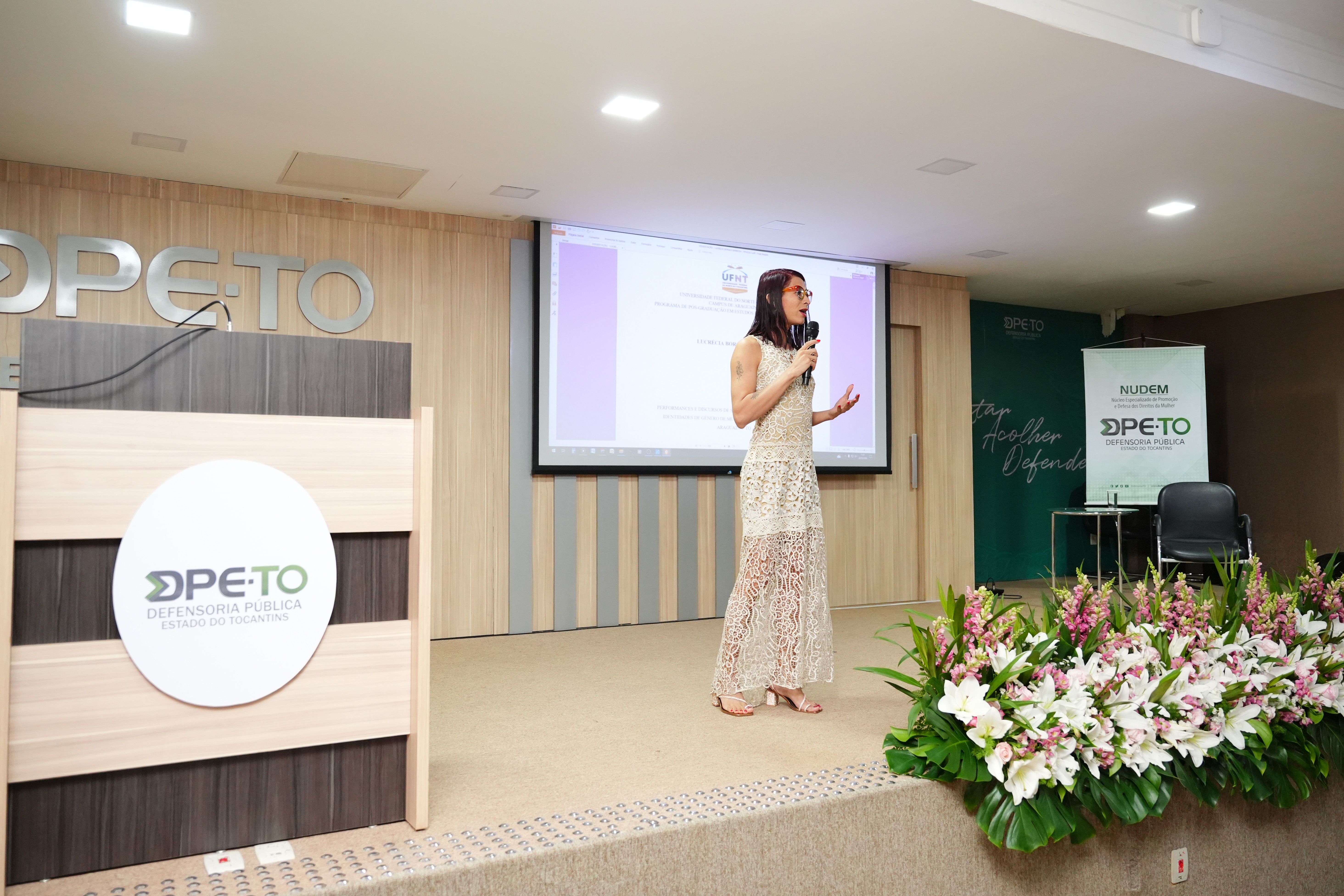 Palestra “Perspectivas Interseccionais: Gênero, Raça e Território no Contexto do Tocantins”, ministrada por Lucrécia Barbosa