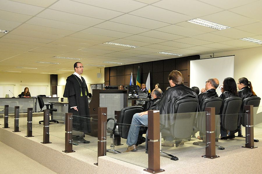 Defensor púbico Sandro Ferreira Pinto durante Tribunal de Júri