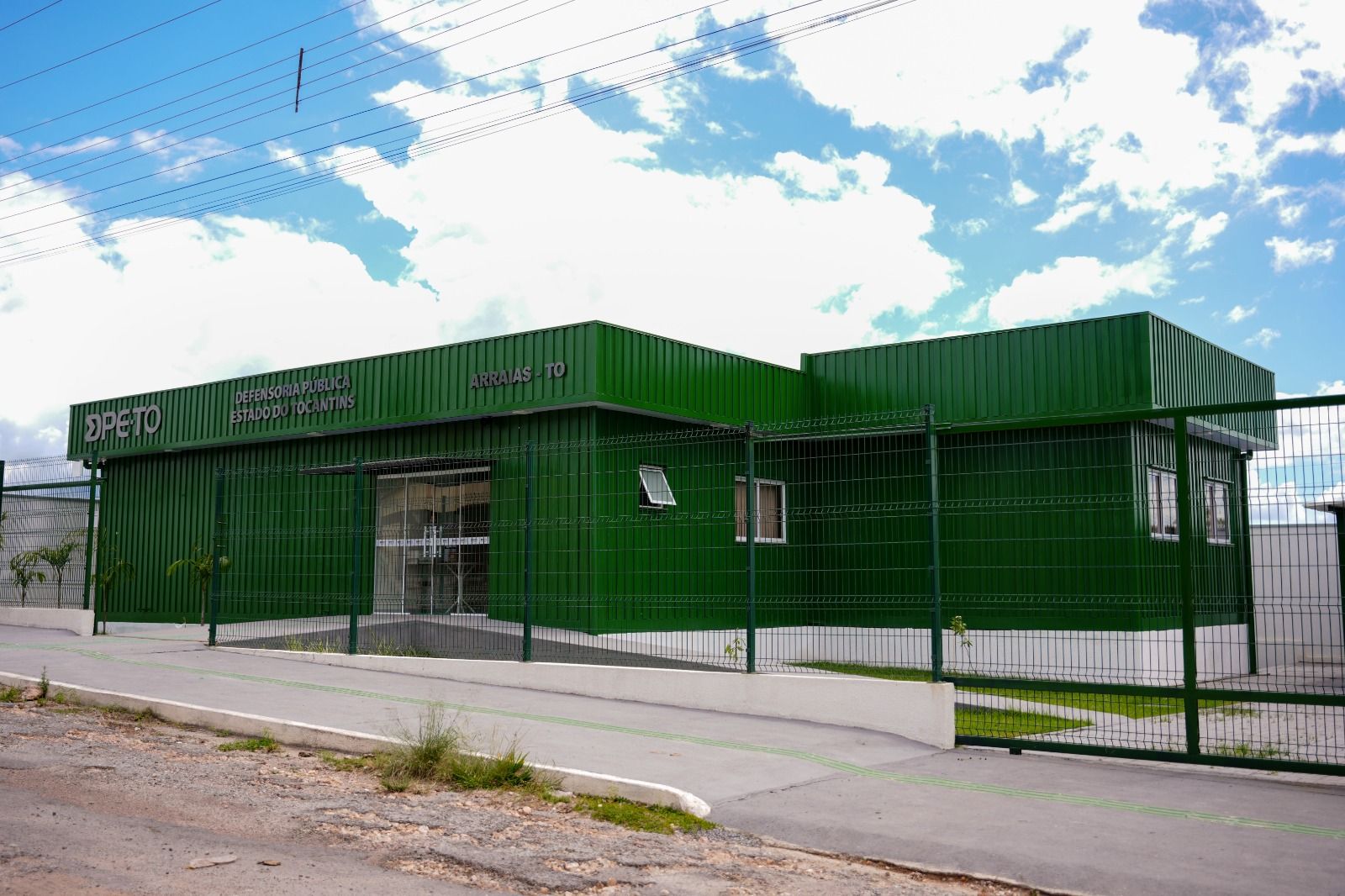 As unidades sustentáveis da Defensoria Pública são construídas com baixo impacto ambiental, utilizando estrutura metálica em estilo contêiner e energia solar