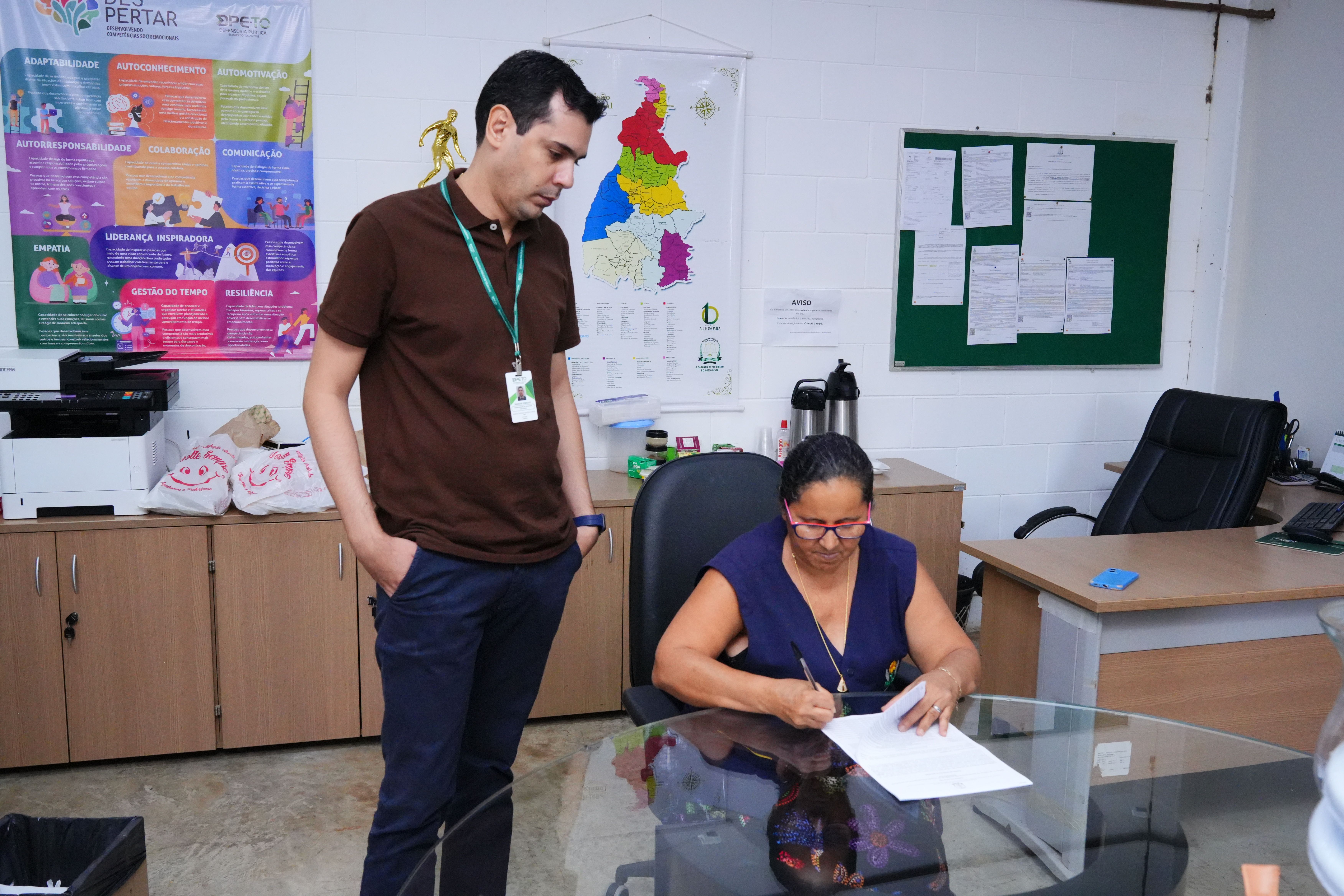 A presidente da Apae-Palmas, Vilma Maria Gomes, recebeu os bens materiais