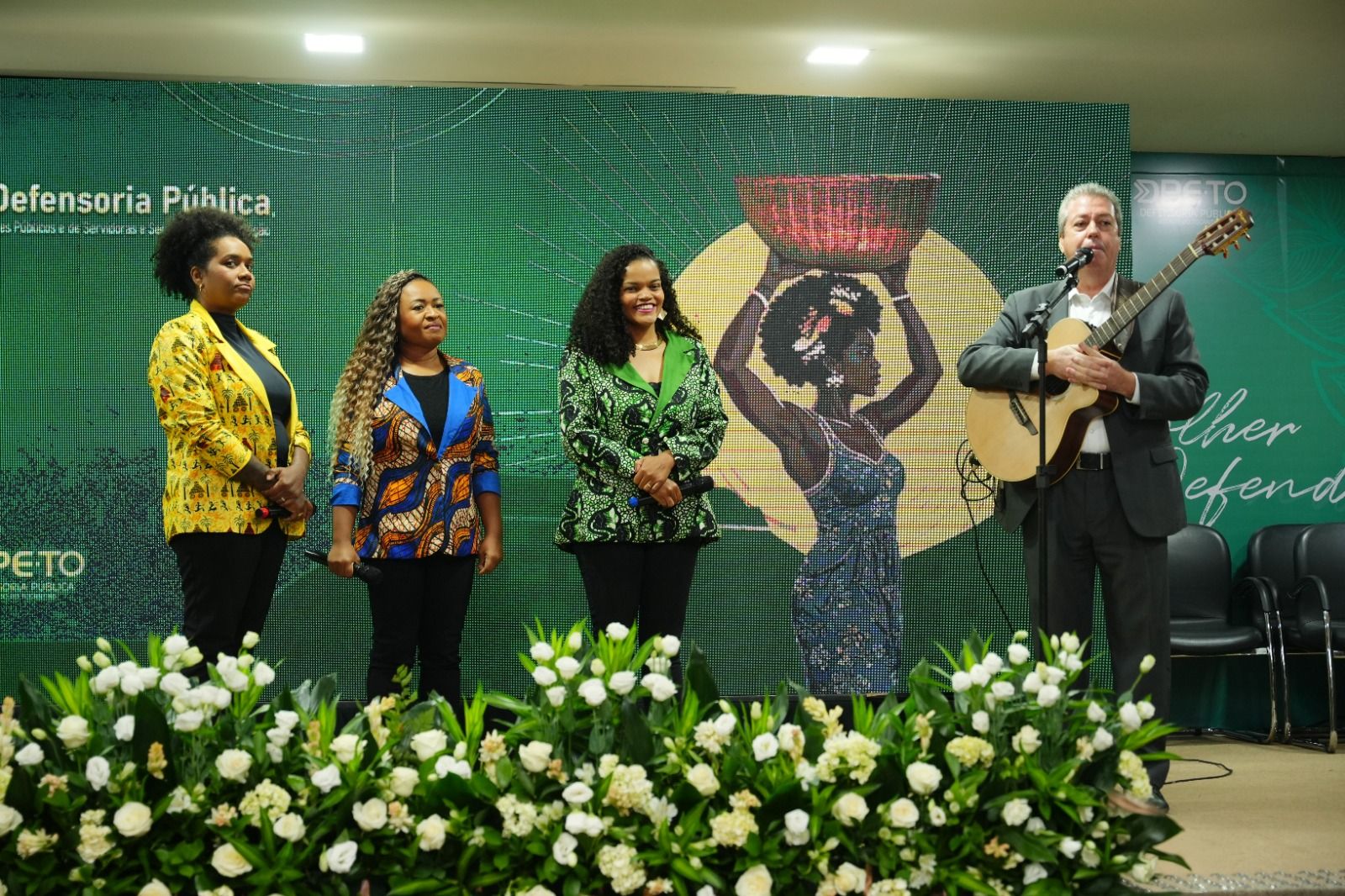 Apresentação do grupo Vozes de Ébano e o cantor, músico e compositor De Césari, que juntos cantarem a música de sua autoria “Quimeratins”