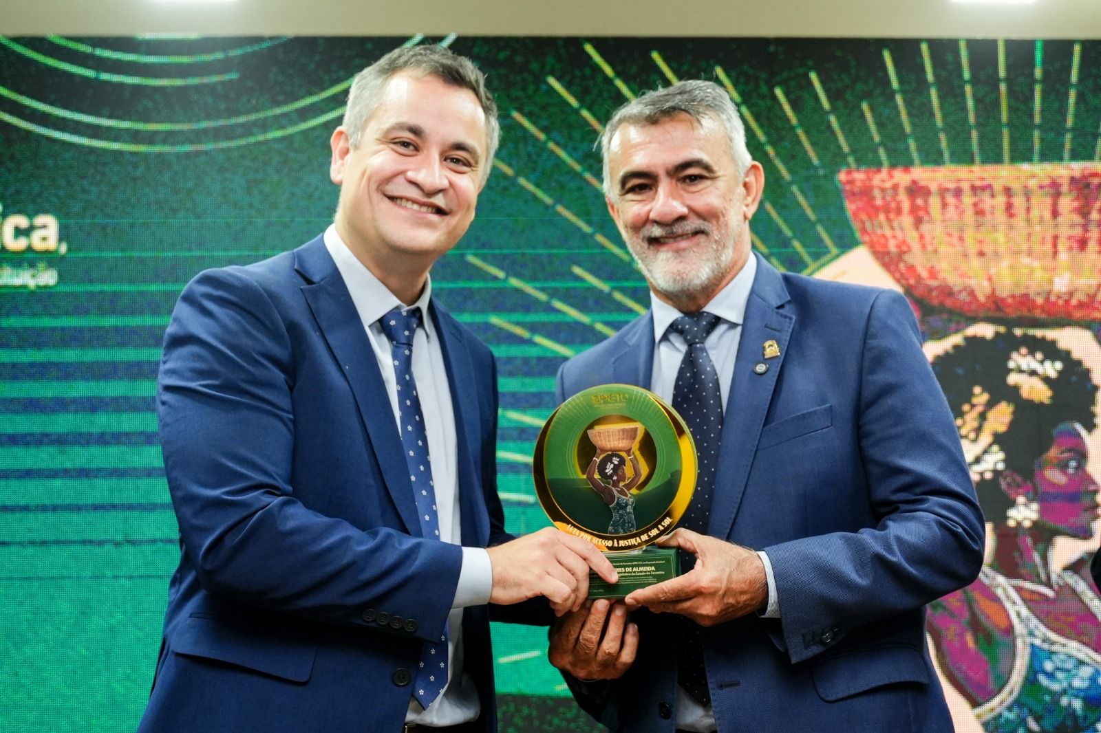 Pedro Alexandre (E) entrega homenagem à Amélio Cayres