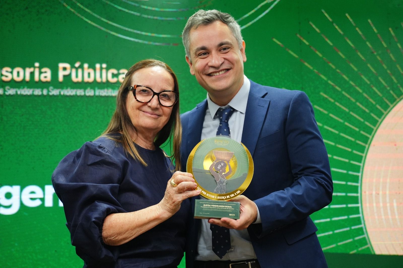 Homenagem entregue à desembargadora Maysa Vendramini Rosal