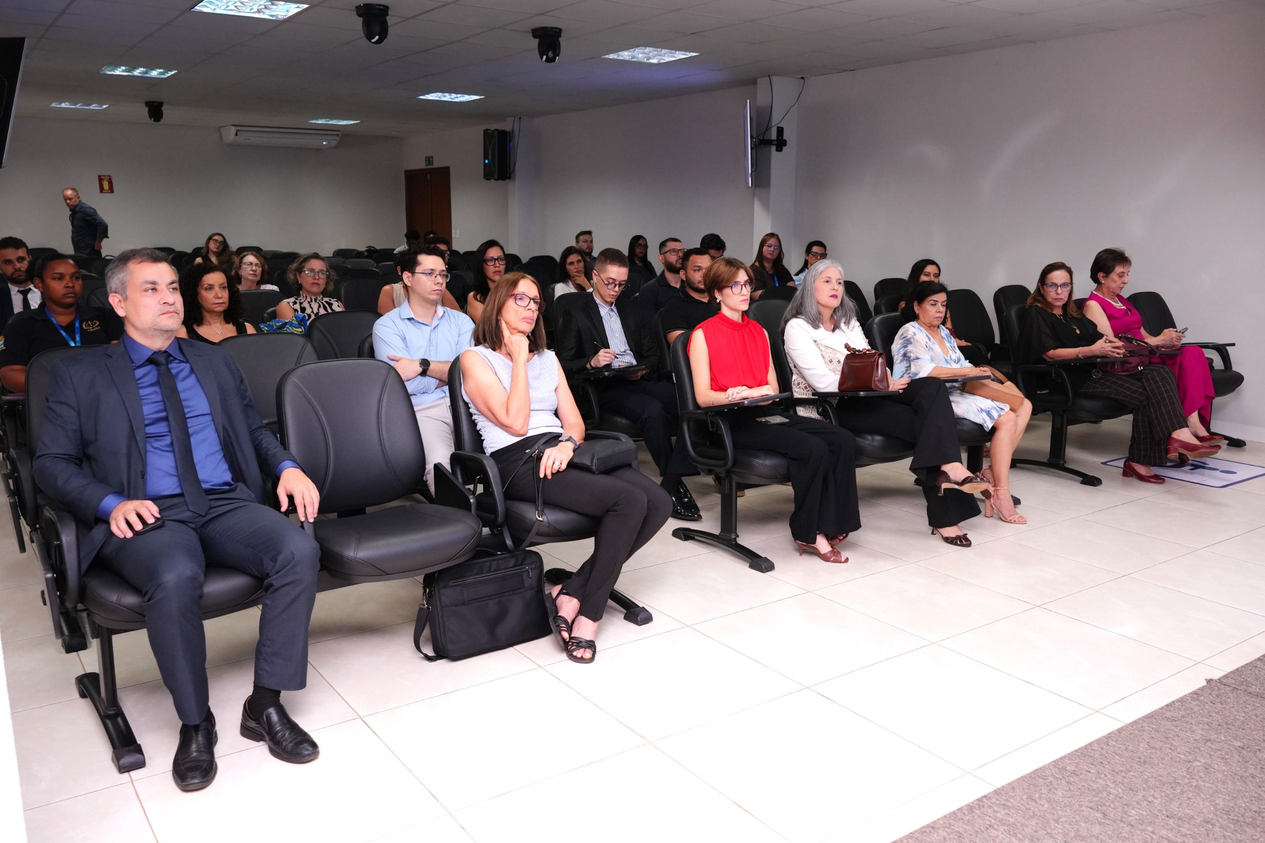 Autoridades e pós-graduandos participaram do evento que discutiu geopolítica, tecnologia e o futuro do direito internacional