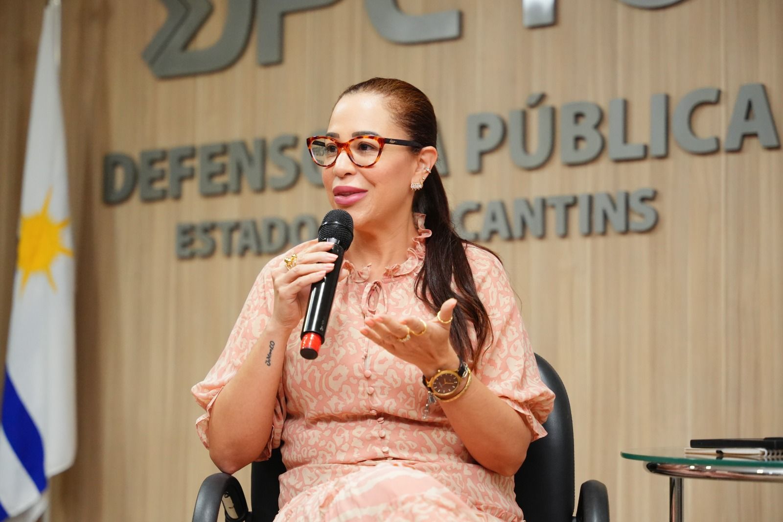 A coordenadora do Nudeca, defensora pública Elisa Maria, também mediou o evento contribuindo para o debate