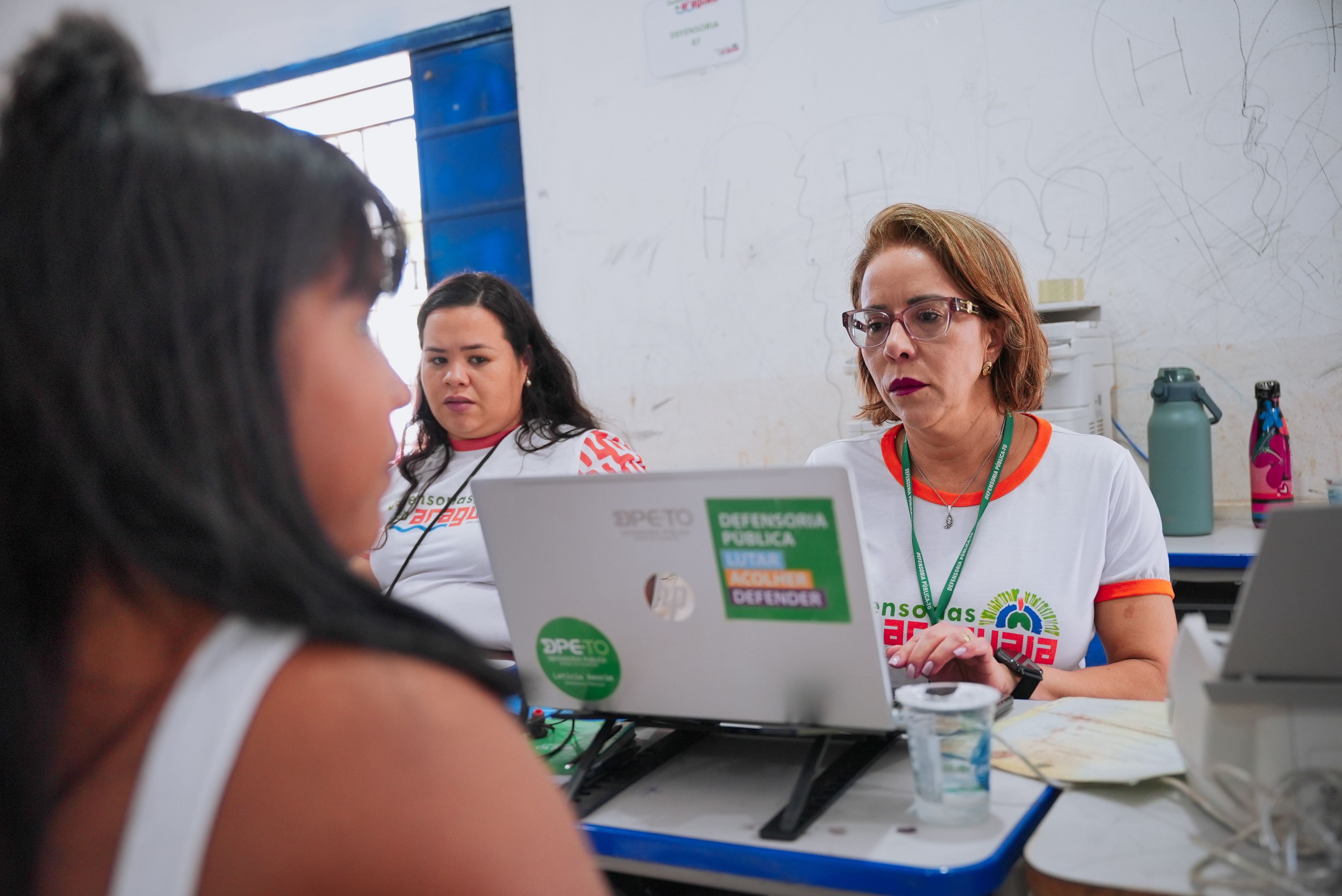 A defensora pública idealizadora do projeto,  Letícia Amorim, e a servidora Gianna Alvarenga participam da atuação na aldeia em Mato Grosso.