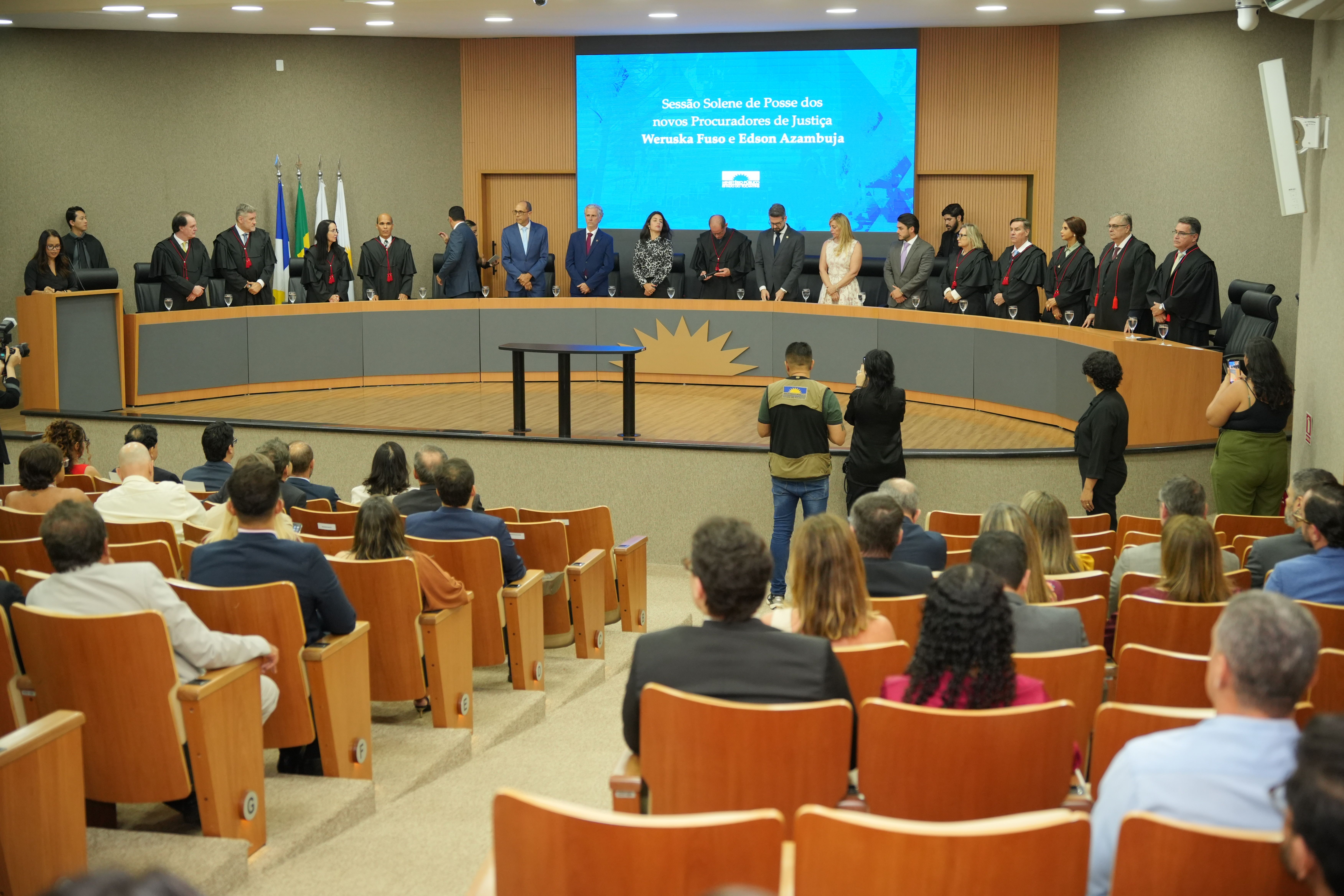 A solenidade ocorreu no auditório da instituição onde Weruska Rezende e Edson Azambuja tomaram posse como novos procuradores de Justiça do MPTO