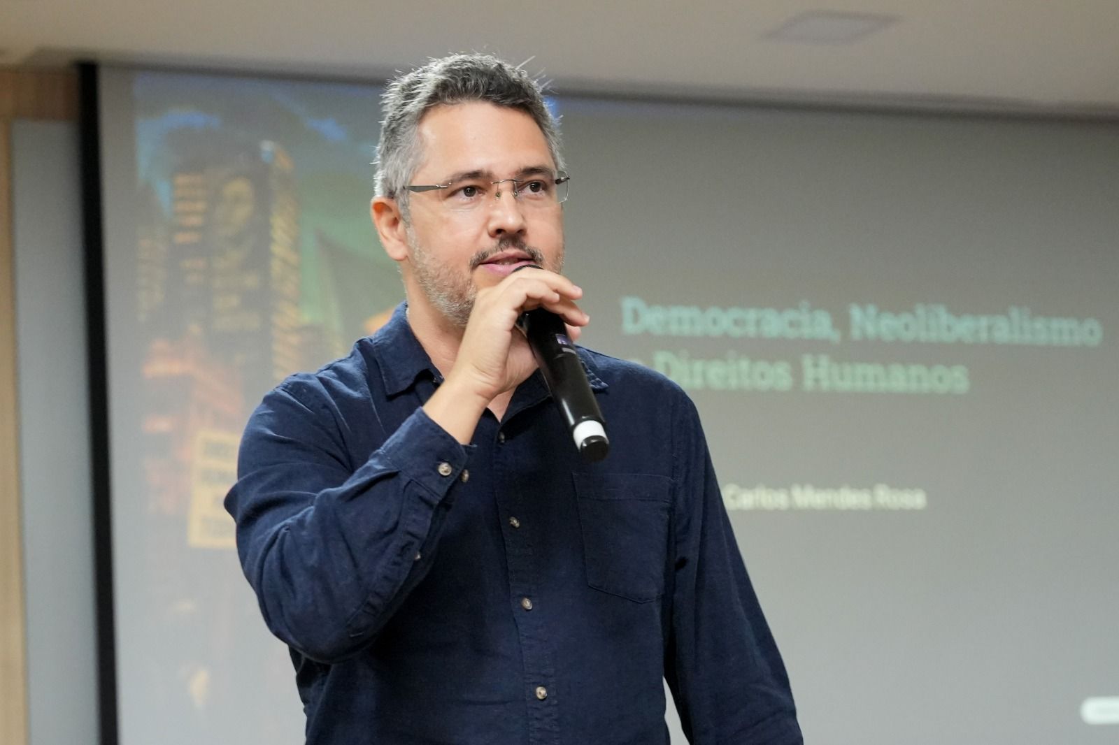 A Palestra foi realizada pelo professor e doutor Carlos Mendes Rosa (UFT), psicólogo e pesquisador em saúde mental e Direitos Humanos