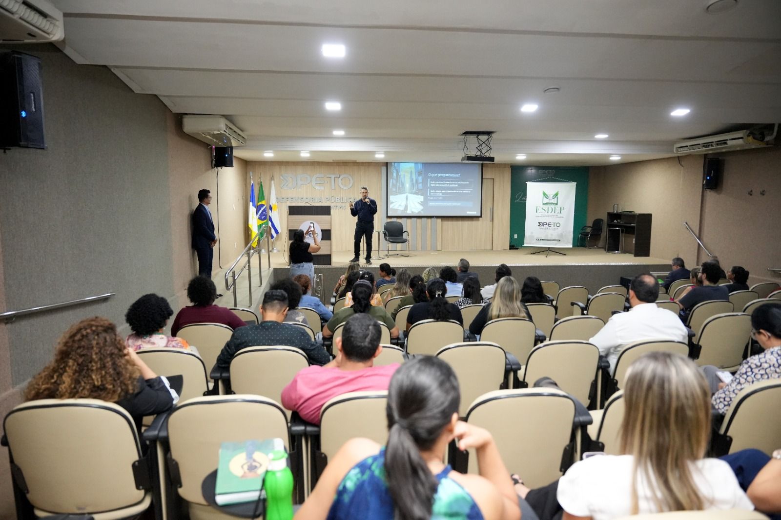 A Pós-Graduação Lato Sensu em Acesso à Justiça e Vulnerabilidade visa à formação continuada de defensoras, defensores, servidoras, servidores e demais profissionais que atuam na promoção dos direitos humanos