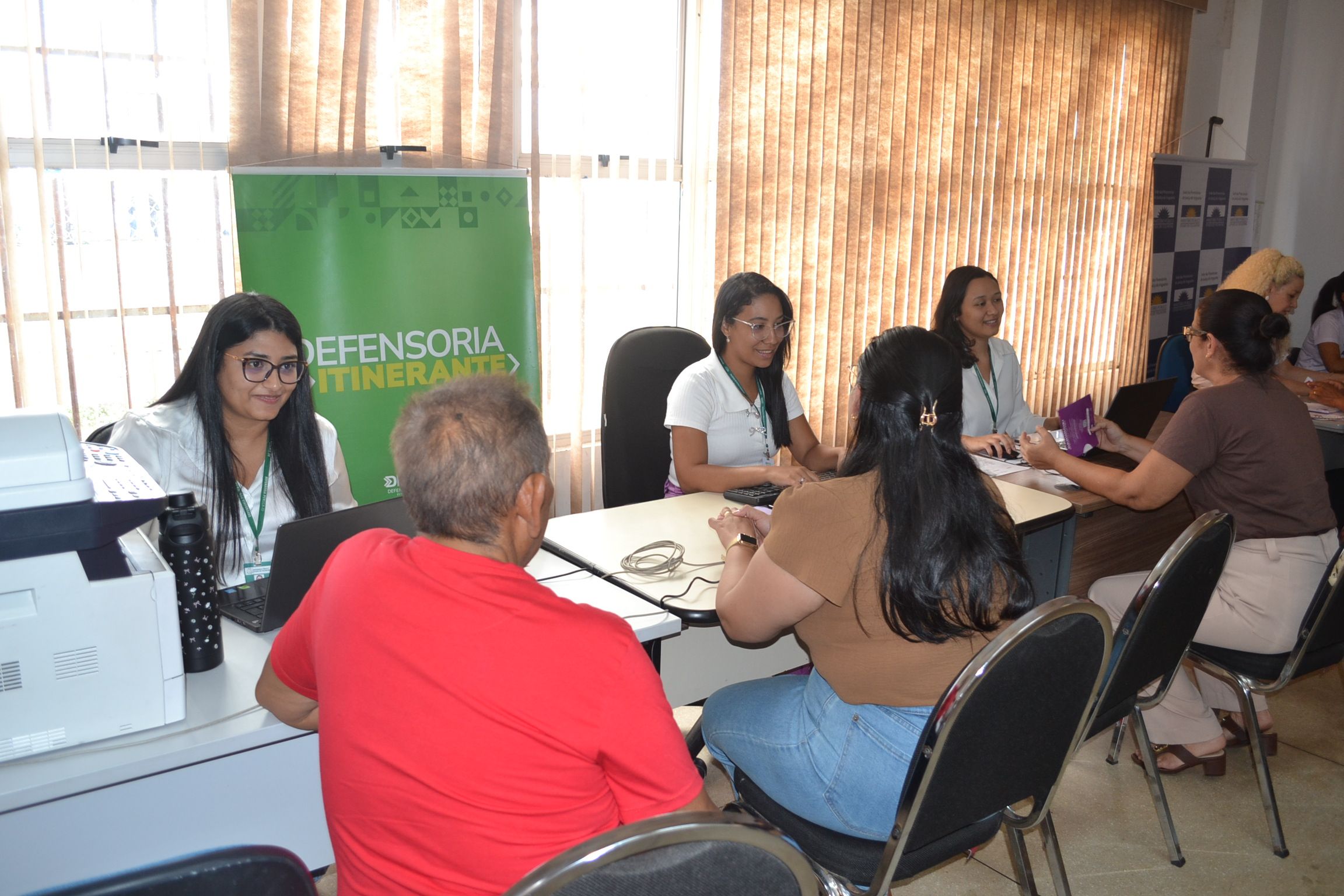 Equipe da Defensoria Pública em atendimento na ação