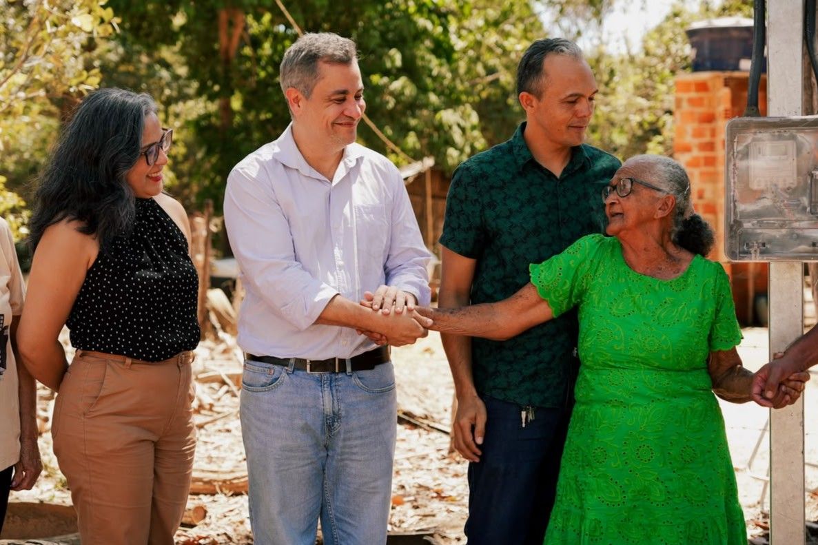 Raimunda Pereira comemorou a chegada da energia elétrica em sua casa