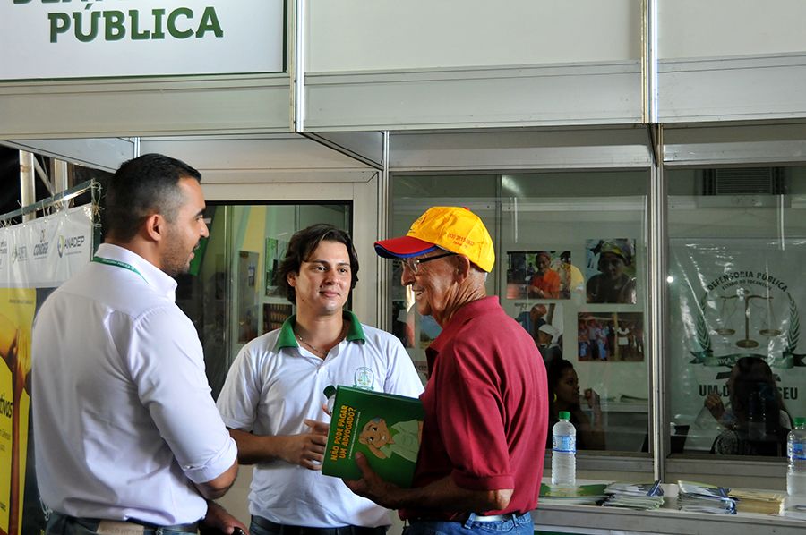 Assessores jurídicos durante atendimento