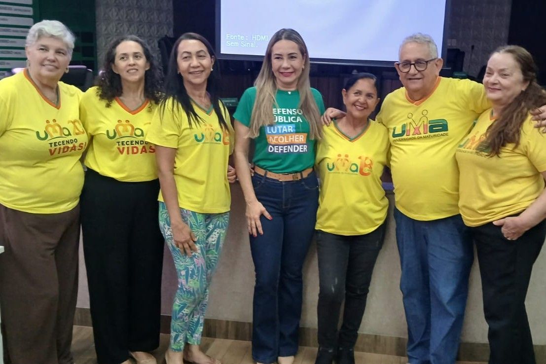 Defensora Arlete Kellen e acadêmicos da Universidade da Maturidade