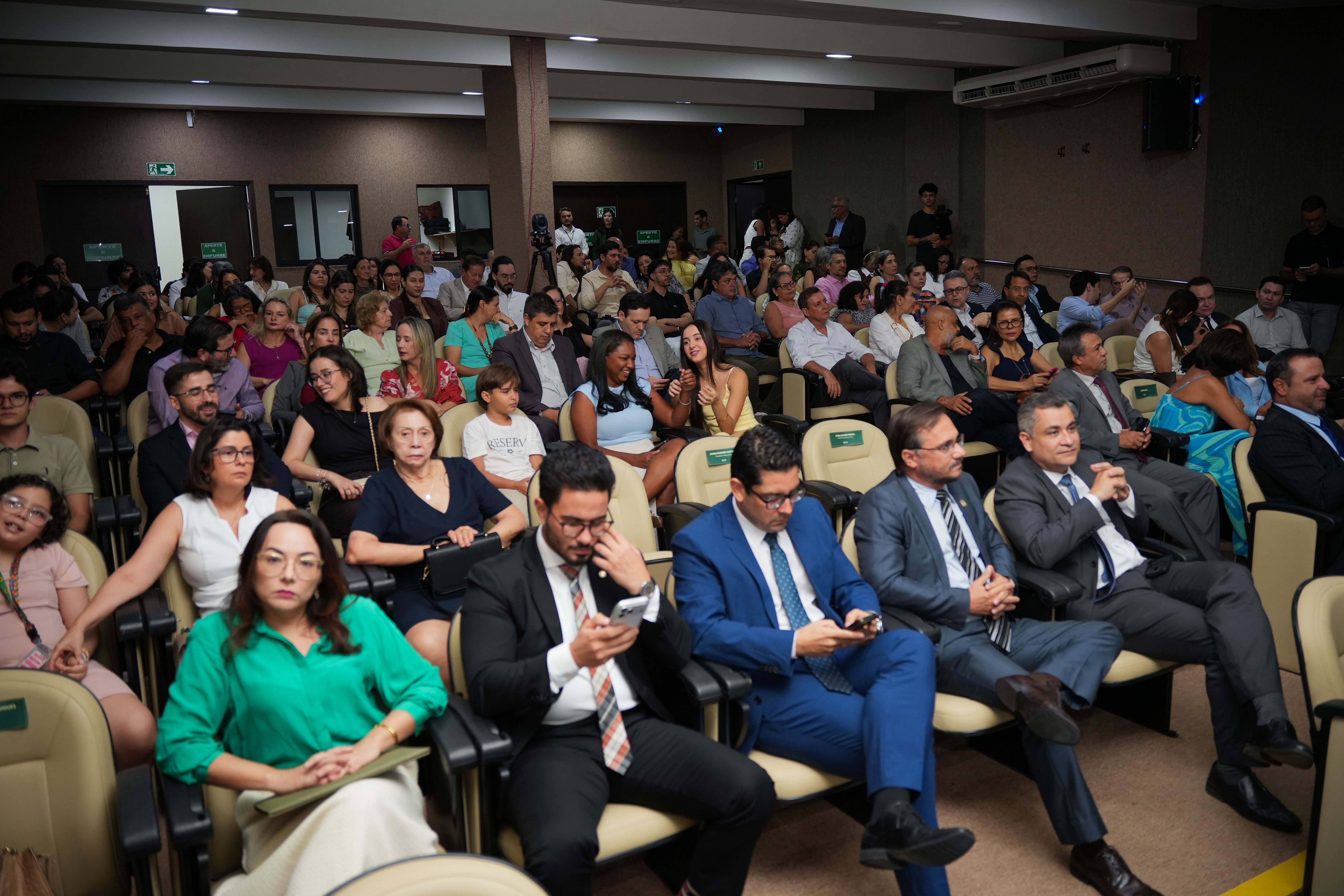 Solenidade foi prestigiada por membras(os), servidoras(es), familiares e amigos