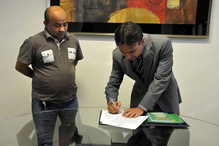 Defensor público geral, Marlon Amorim,  e o  presidente da Abraço-TO, Edimar Rodrigues, durante assinatura