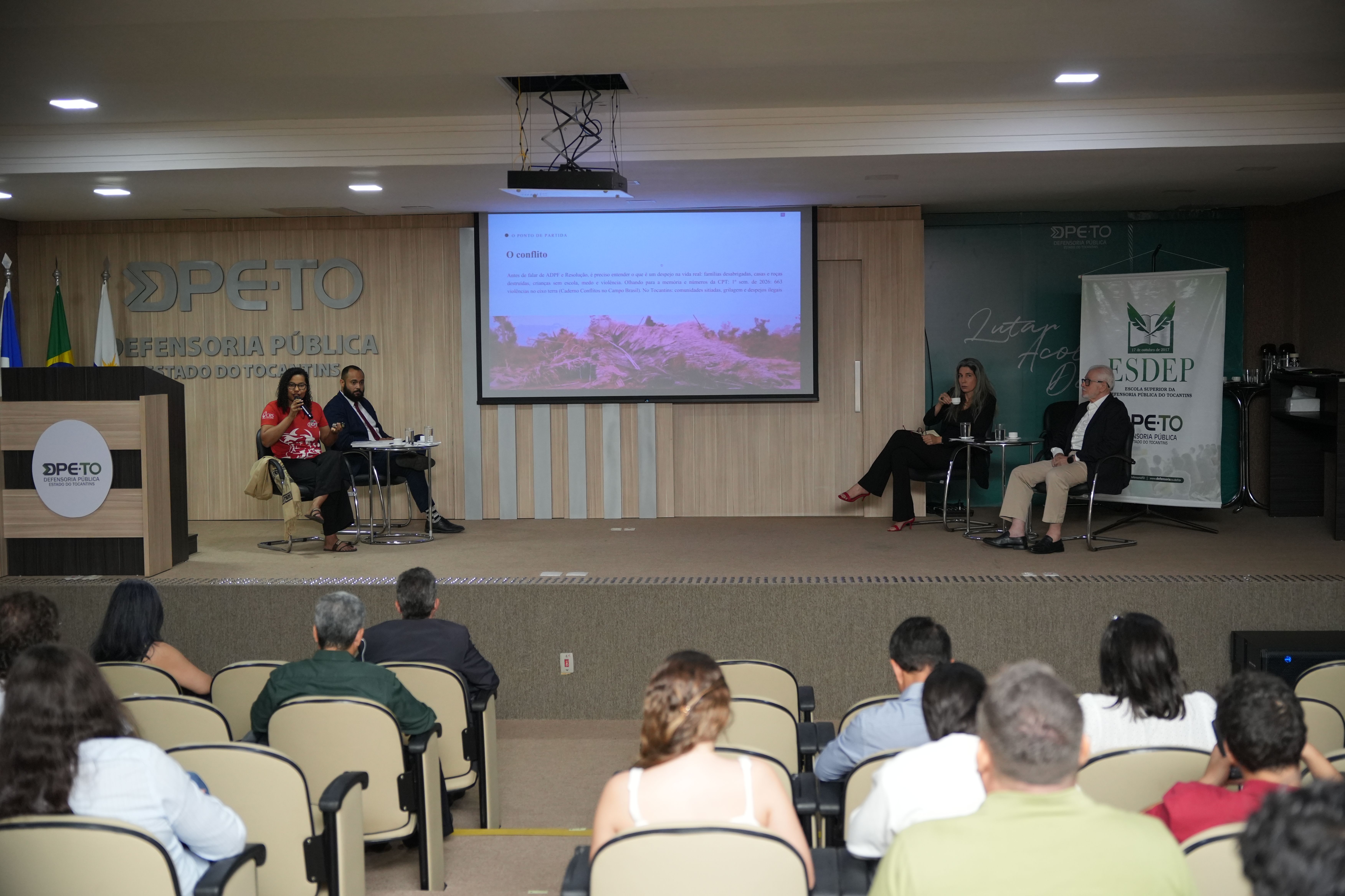 A mesa redonda “As Comissões de Soluções Fundiárias: entre a formalidade processual e a efetivação do Direito à Terra e à Moradia”