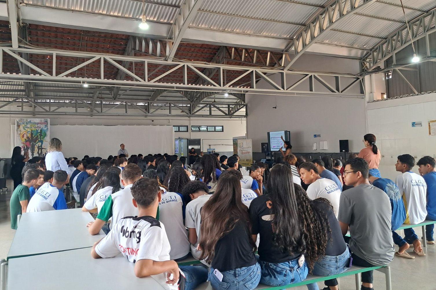 A ação ocorreu no colégio Estadual Girassol de Tempo Integral Rachel de Queiroz, no Jardim Aureny III, em Palmas