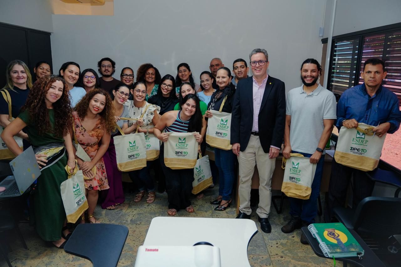 Estudantes com o diretor-geral da Esdep, defensor público Murilo da Costa Machado