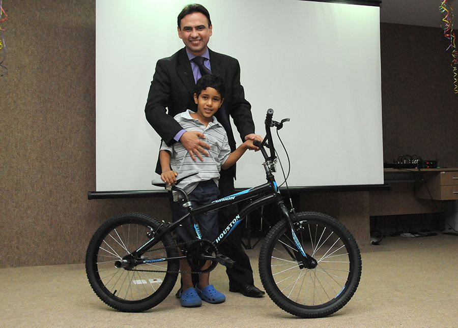 Defensor público geral, Marlon Amorim entrega bicicleta ao Brunno filho de assistidos