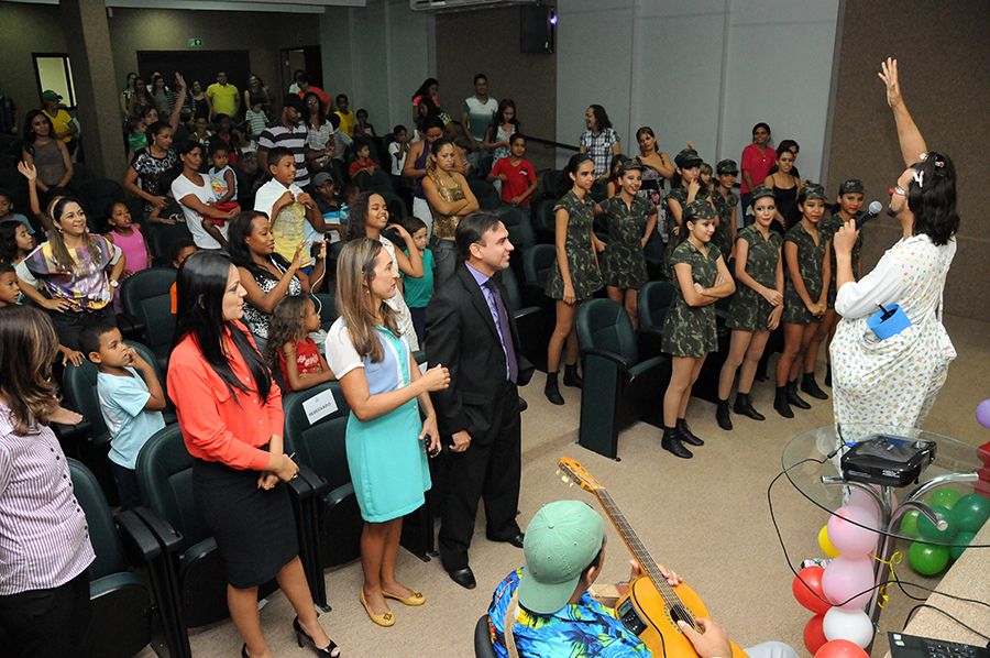 Palhaço Caçapa Caçarola convidando pequeninos e grandões a entrar na brincadeira