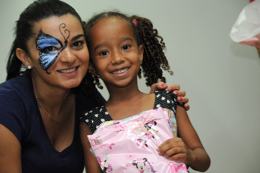 Franceli Costa Cavalcante e a filha de assistidos Joana Isabela