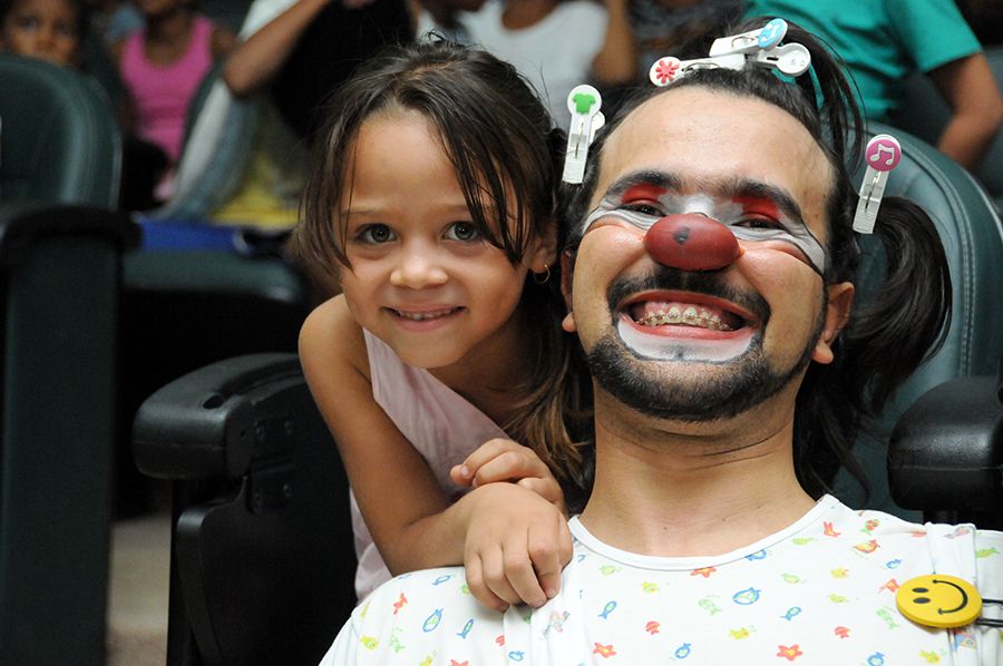 Palhaço Caçapa Caçarola e filha de assistidos