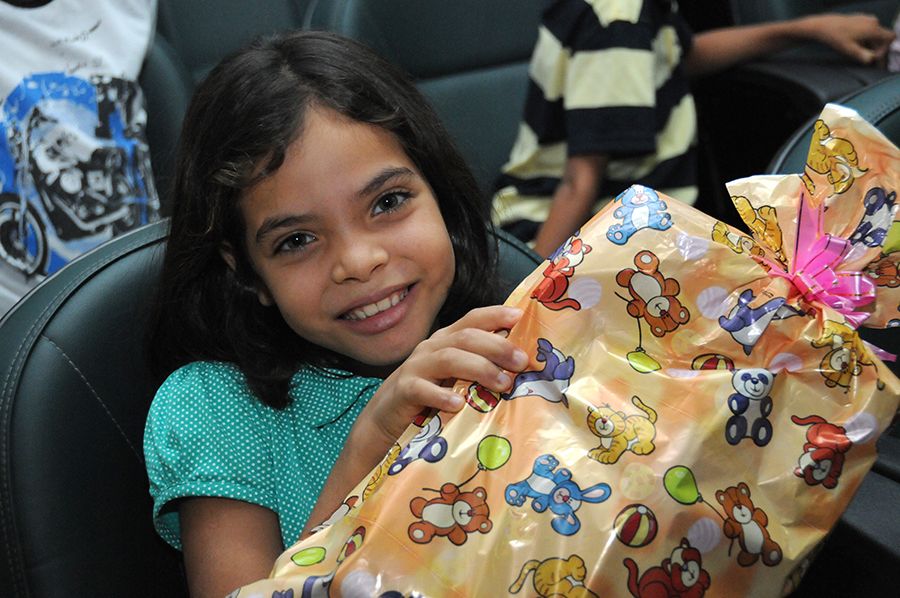 Filha de assistidos durante entrega de presentes