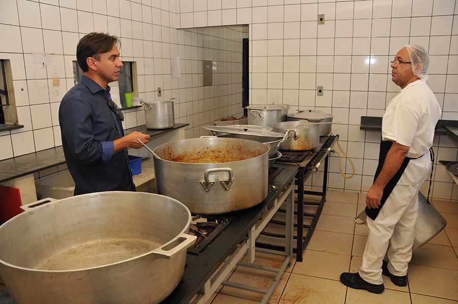 Defensor geral vistoria na cozinha do Case