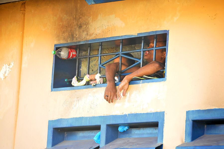 Adolescentes em cela do Case