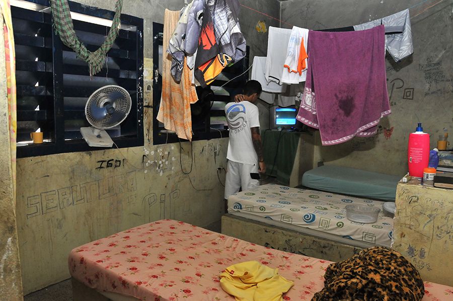 Adolescente em cela do Case