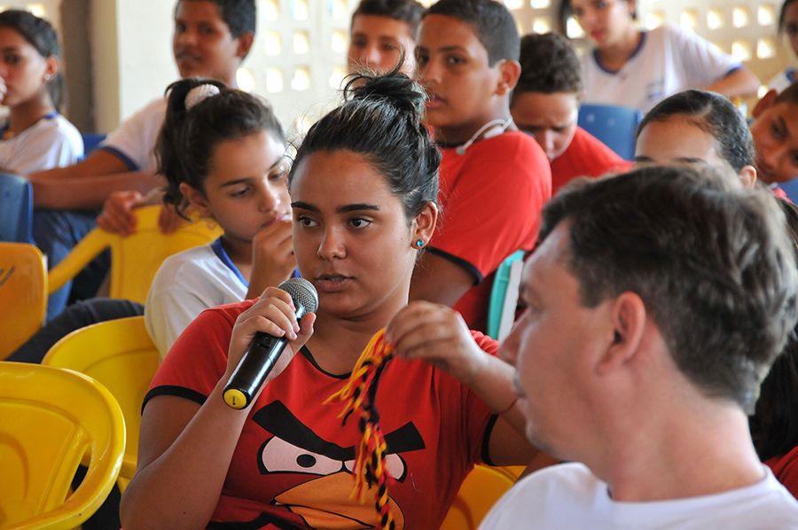 Aluna Helena durante debate