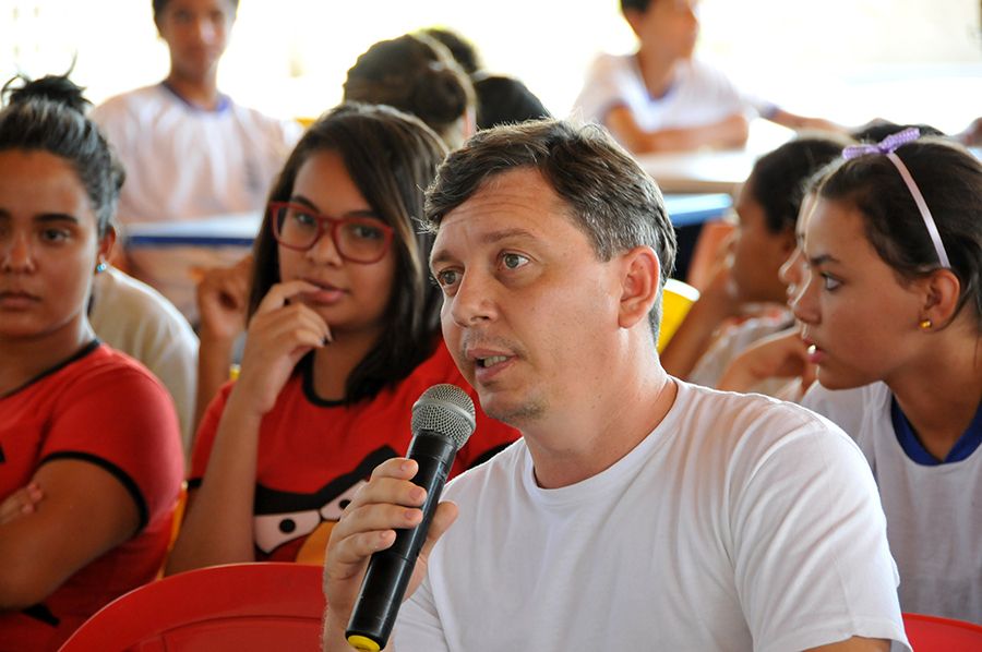 Professor de matemática Charles durante debate