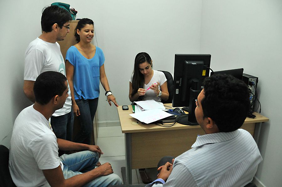 Grupo reunido para apresentação da dinâmica, o poder da comunicação gestual