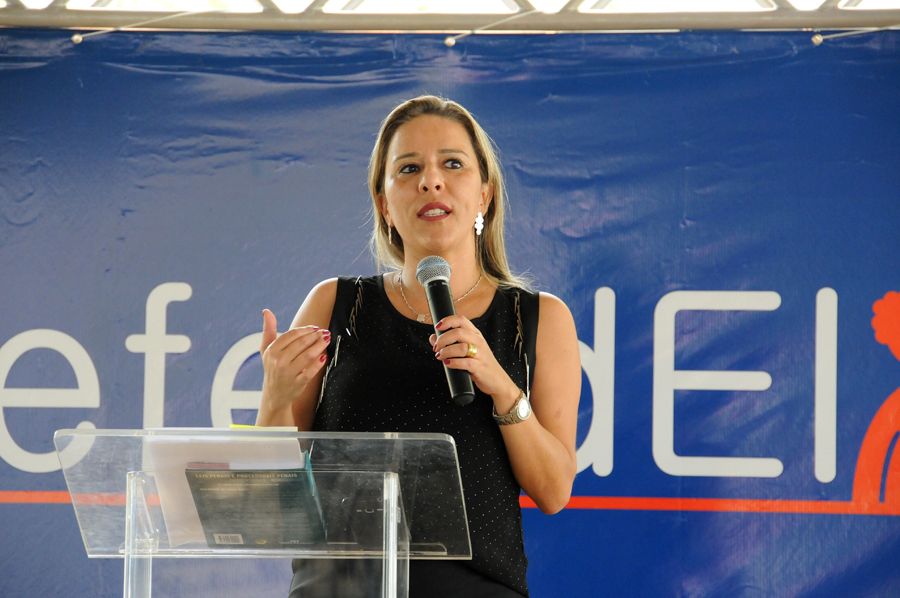 Defensora Letícia Amorim durante palestra