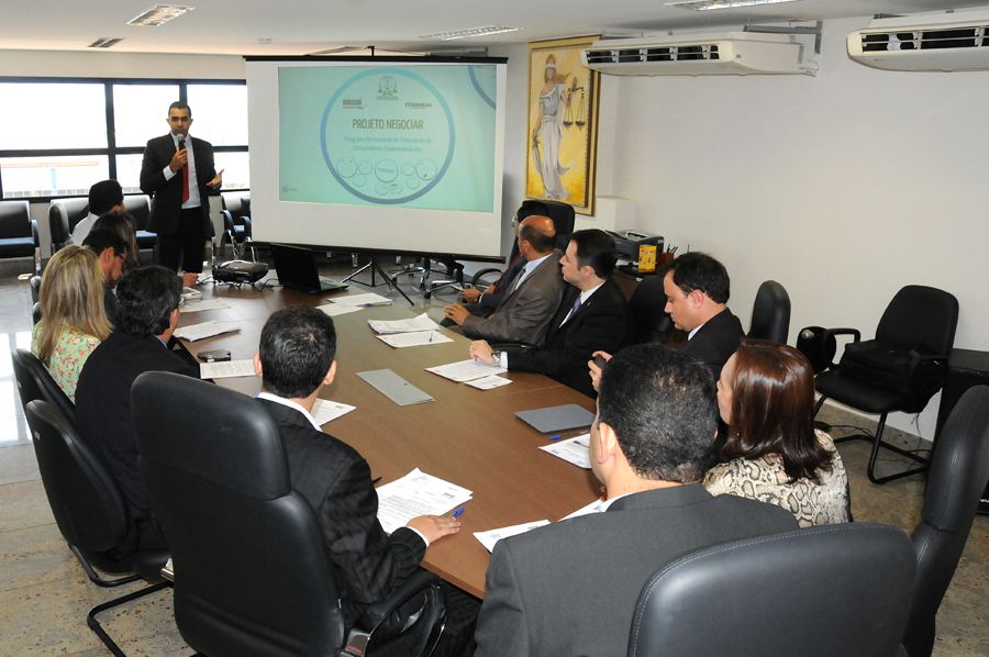 Assessor Nudecom Ádamo Póvoa duante apresentação do  Projeto Negociar.