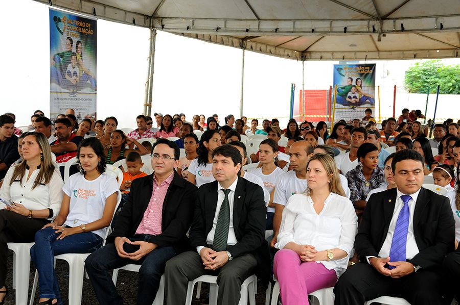 Defensores públicos e autoridades durante abertura do Mutirão de Conciliação e DNA em Araguaína